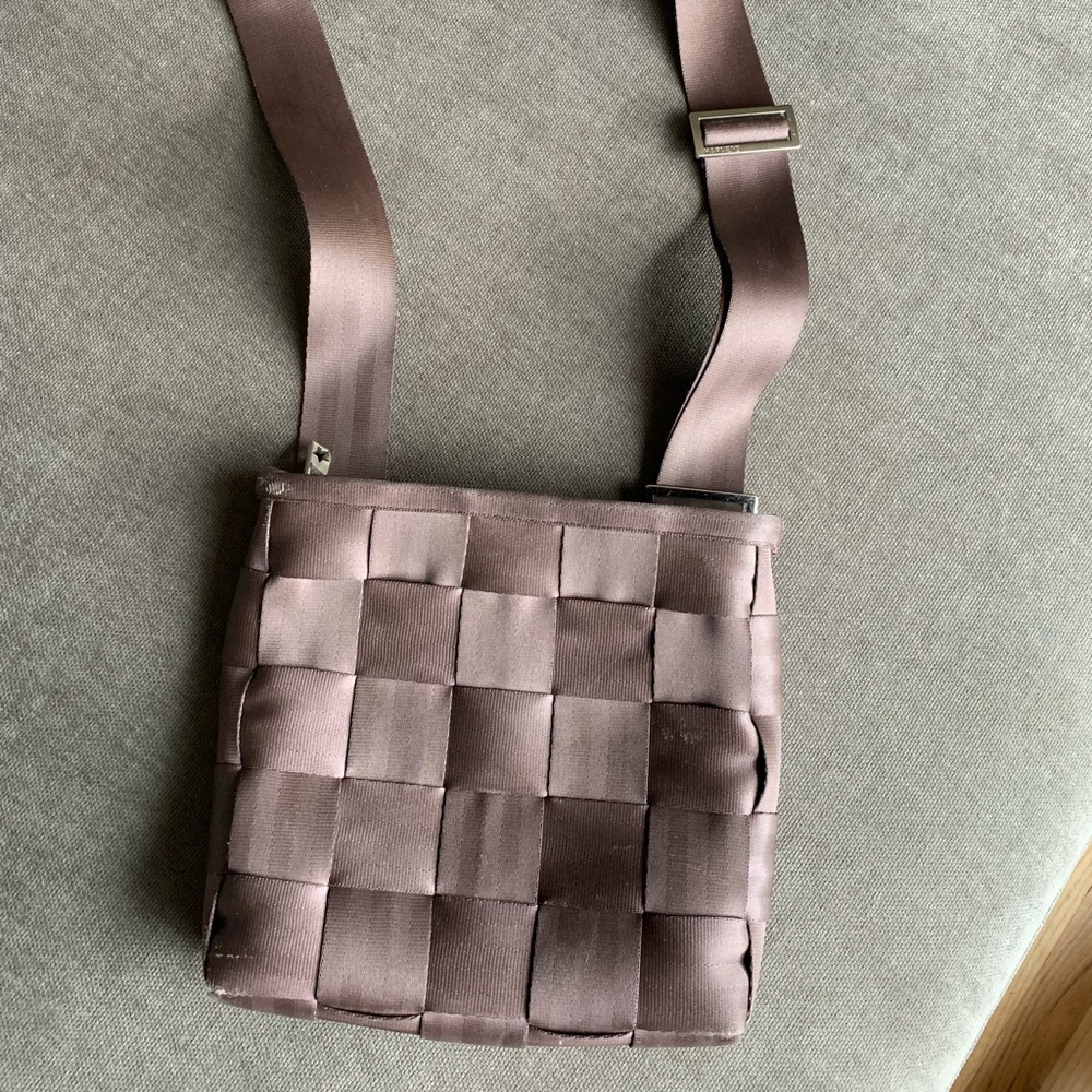 Original Harvey’s seatbelt purse dark brown